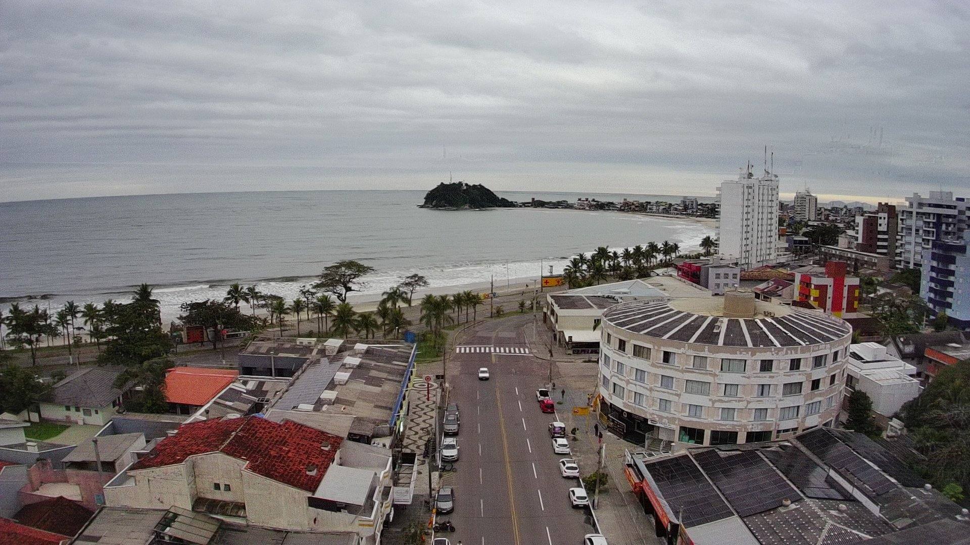 Apartamento mobiliado na quadra do mar em Guaratuba