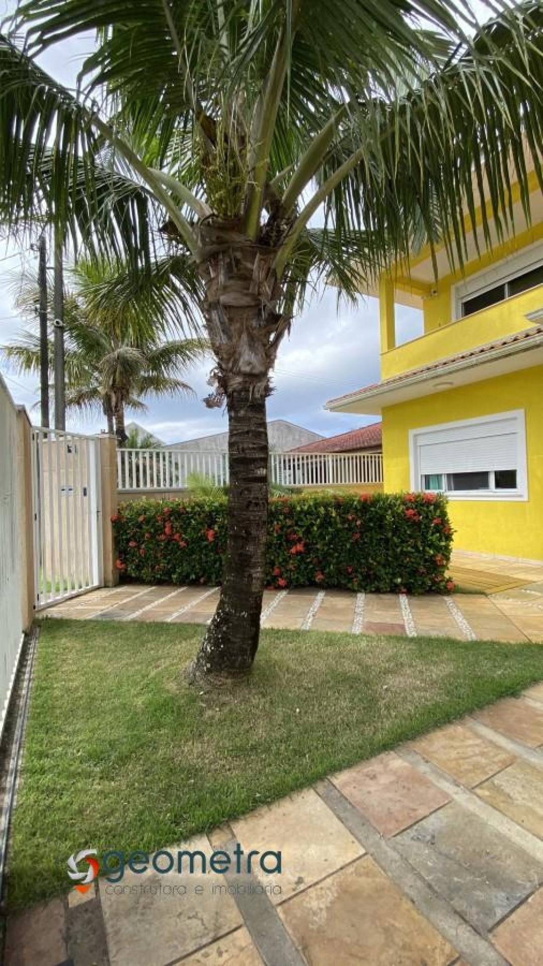 Sobrado Para Vender com 03 quartos 02 suítes no bairro Balneário Eliana em Guaratuba