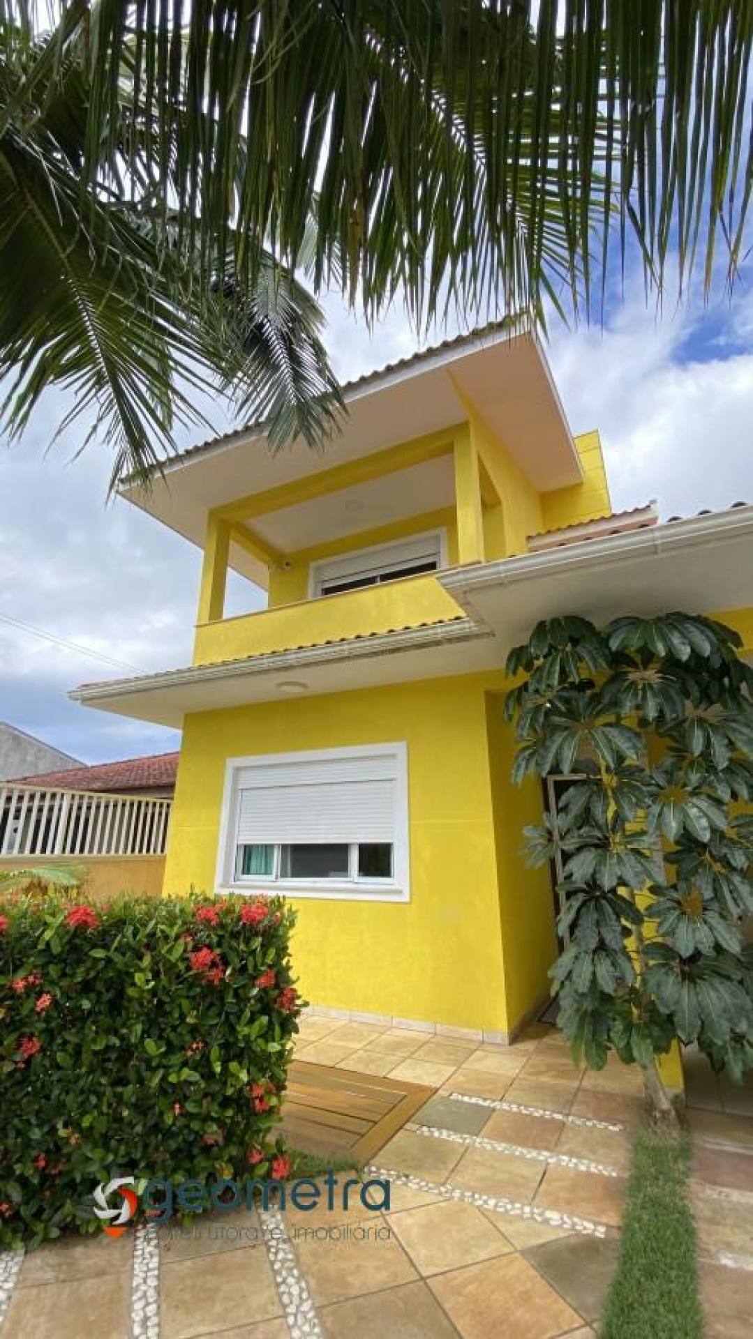 Sobrado Para Vender com 03 quartos 02 suítes no bairro Balneário Eliana em Guaratuba