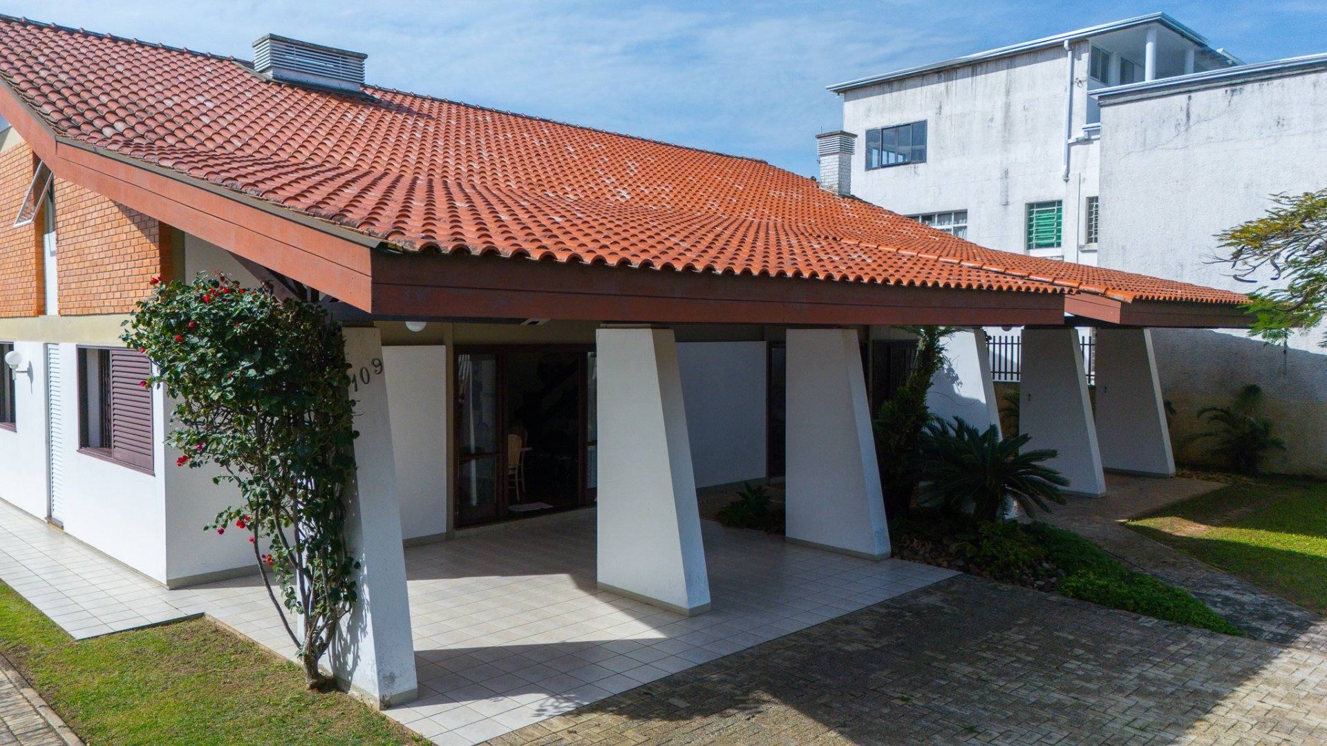Casa de Alto Padrão | 8 Quartos • Piscina • 920 m² de Terreno • Garagem para 5 Carros
