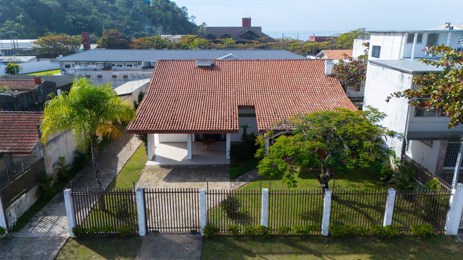 Casa de Alto Padrão | 8 Quartos • Piscina • 920 m² de Terreno • Garagem para 5 Carros