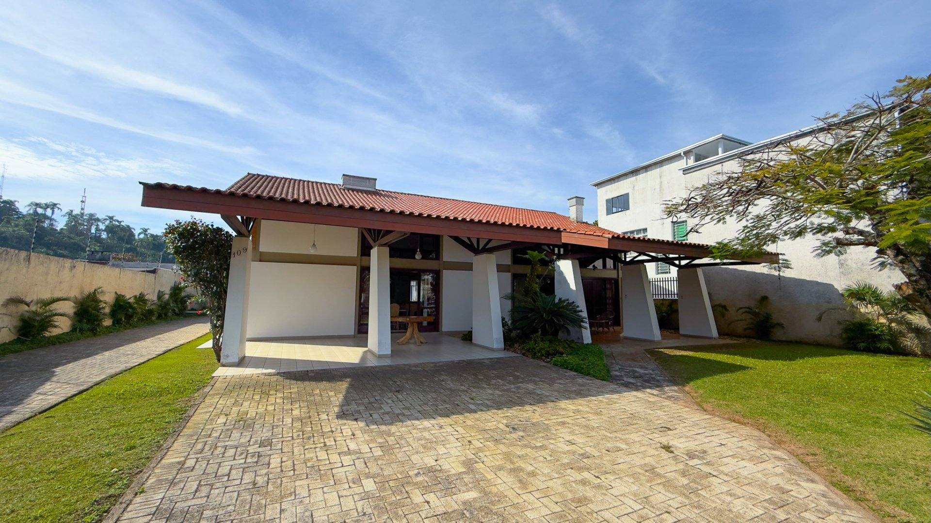 Casa de Alto Padrão | 8 Quartos • Piscina • 920 m² de Terreno • Garagem para 5 Carros
