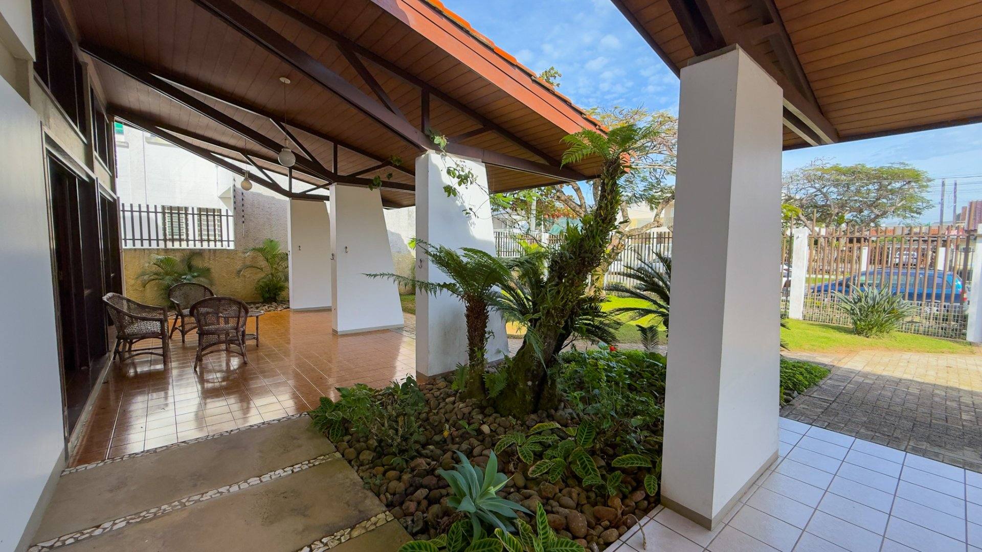 Casa de Alto Padrão | 8 Quartos • Piscina • 920 m² de Terreno • Garagem para 5 Carros