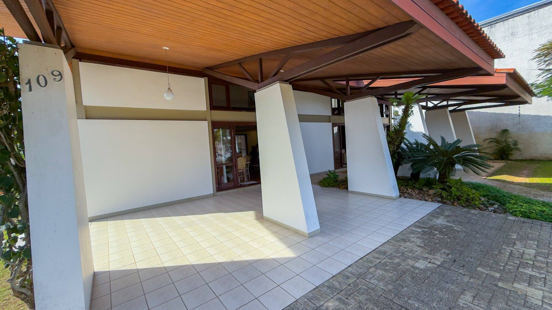 Casa de Alto Padrão | 8 Quartos • Piscina • 920 m² de Terreno • Garagem para 5 Carros