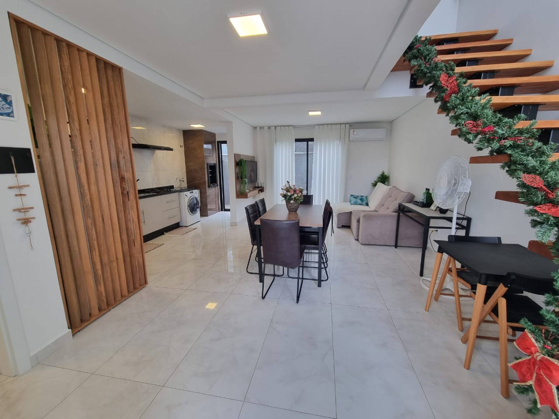 SOBRADO A VENDA PRÓXIMO  AO CLUBE CANDEIAS