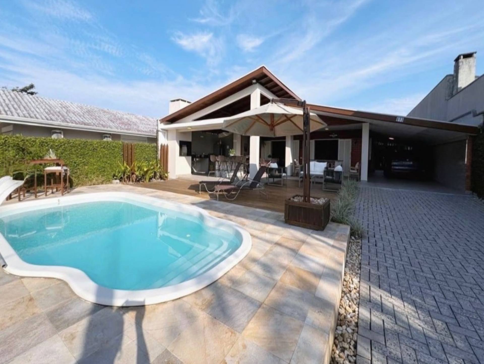 Casa Alto Padrão com Piscina no Brejatuba