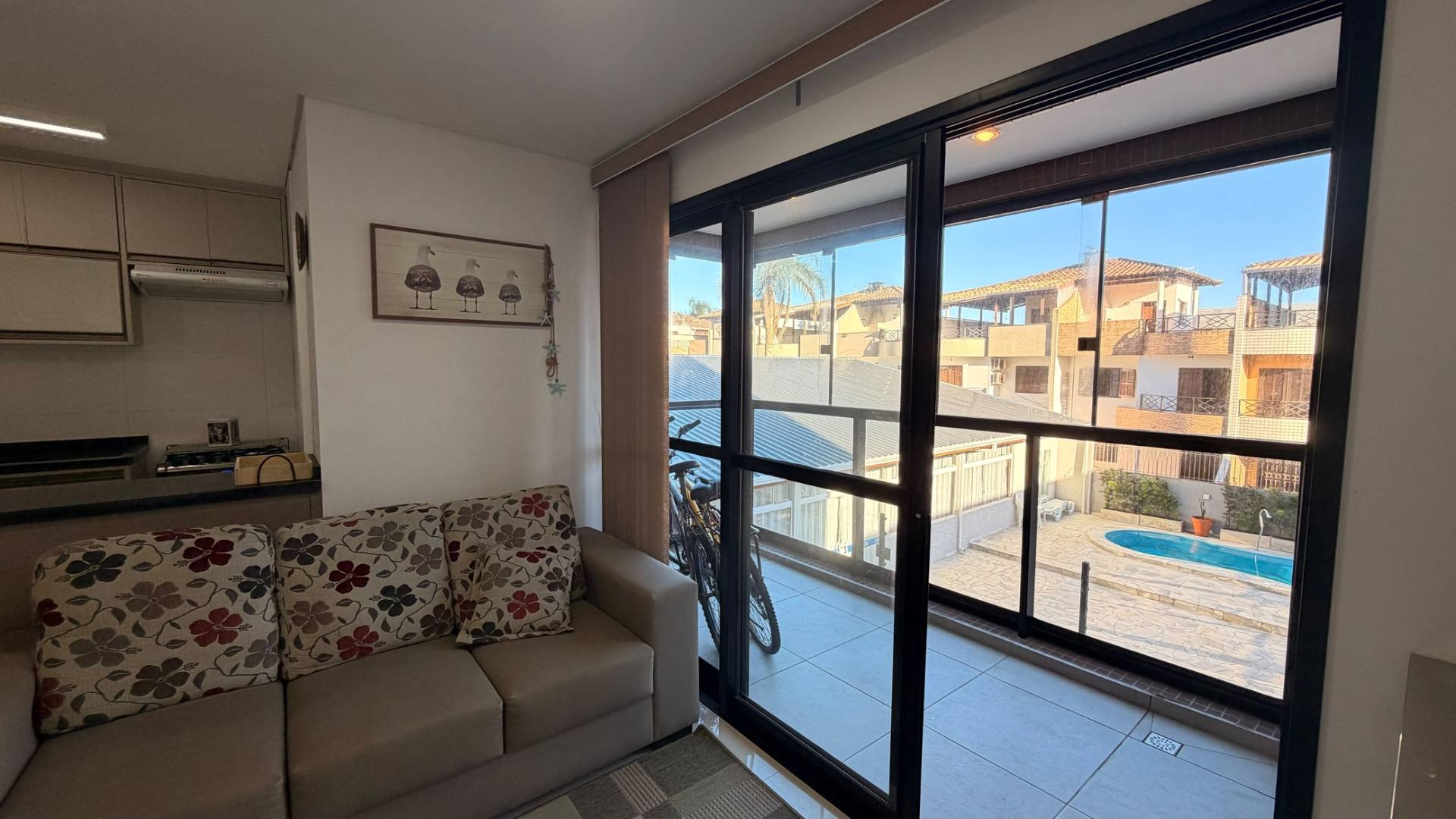 Apartamento com 3 dormitórios e rooftop com vista para o mar em Guaratuba