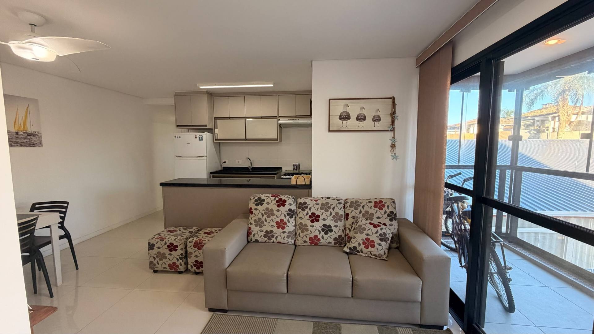 Apartamento com 3 dormitórios e rooftop com vista para o mar em Guaratuba
