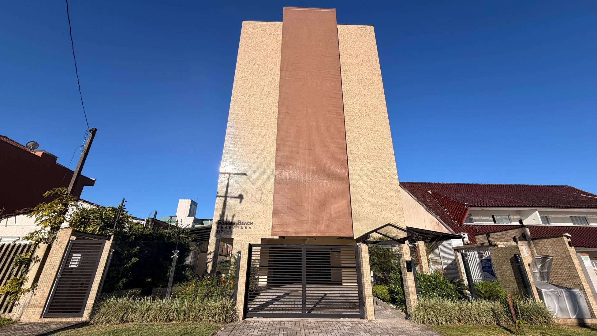 Apartamento com 3 dormitórios e rooftop com vista para o mar em Guaratuba