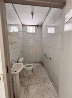*VENDO SALÃO Comercial (com 4 KIT NET)*.                                                                        ▪️ 01 Salão de 80m² com WC de esquina c/2 portas d acessos                                                                                     