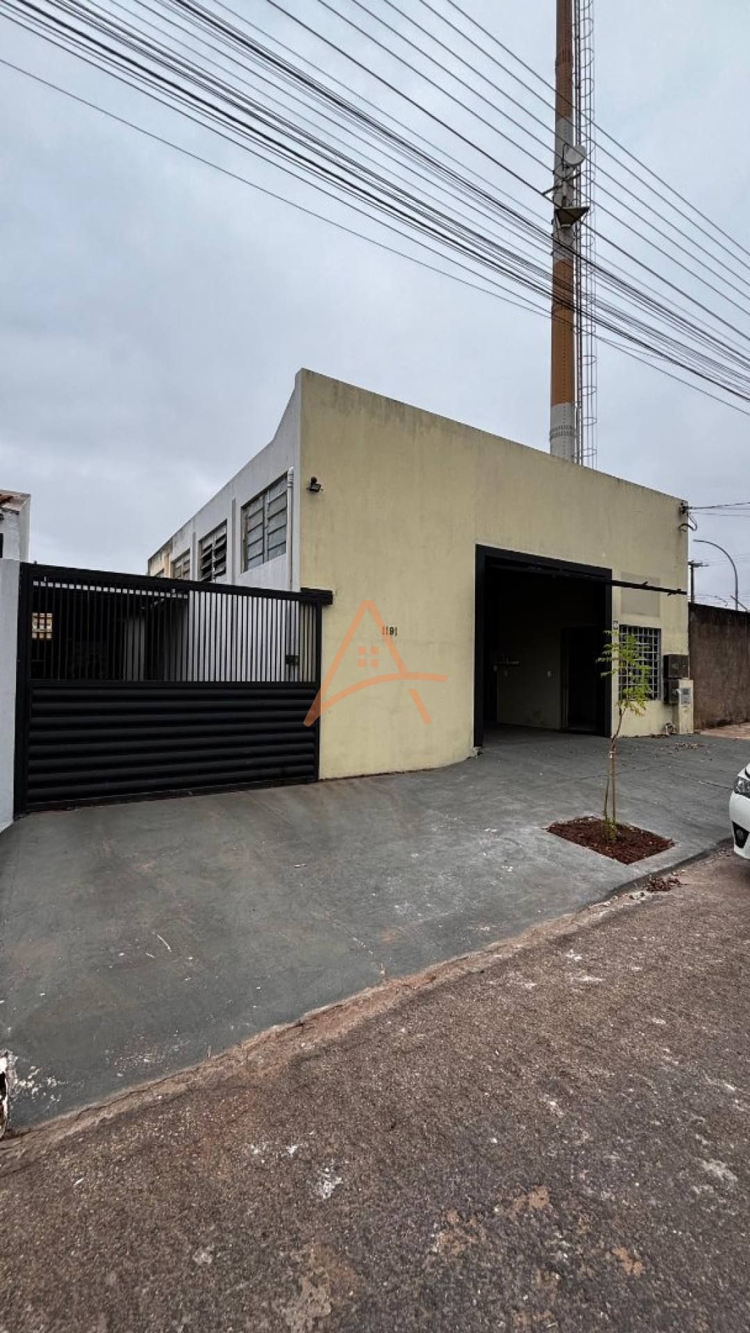 Casa + Salão nos  Comercial mesmo terreno — ideal para quem quer morar e lucrar!