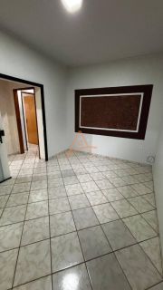 Casa + Salão nos  Comercial mesmo terreno — ideal para quem quer morar e lucrar!