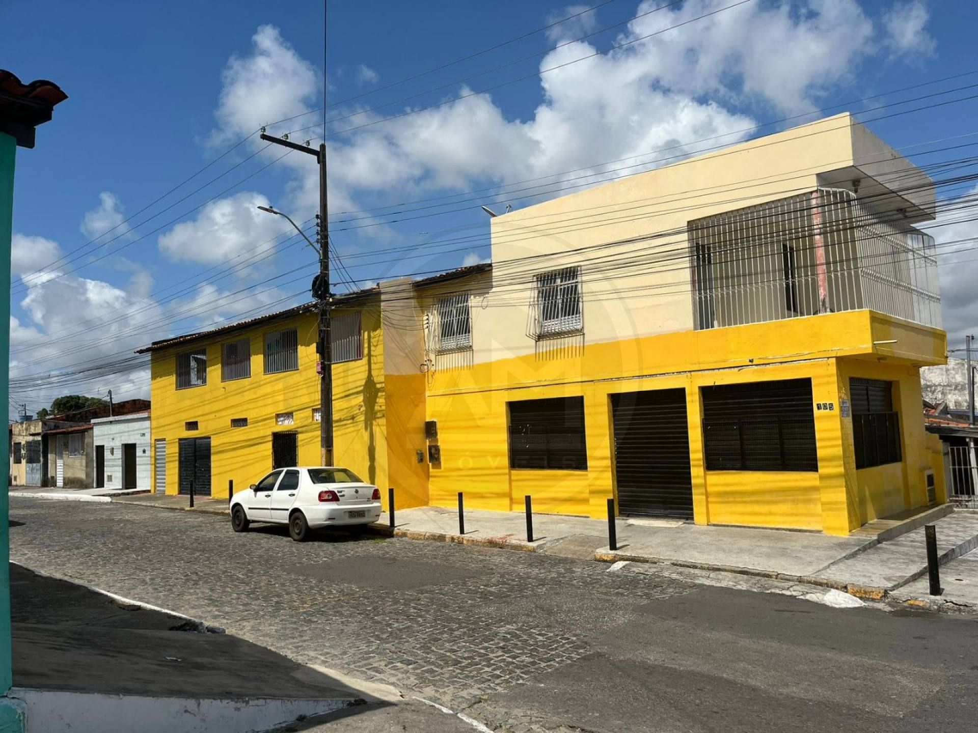EXCELENTE CASA COM PONTO COMERCIAL Á VENDA