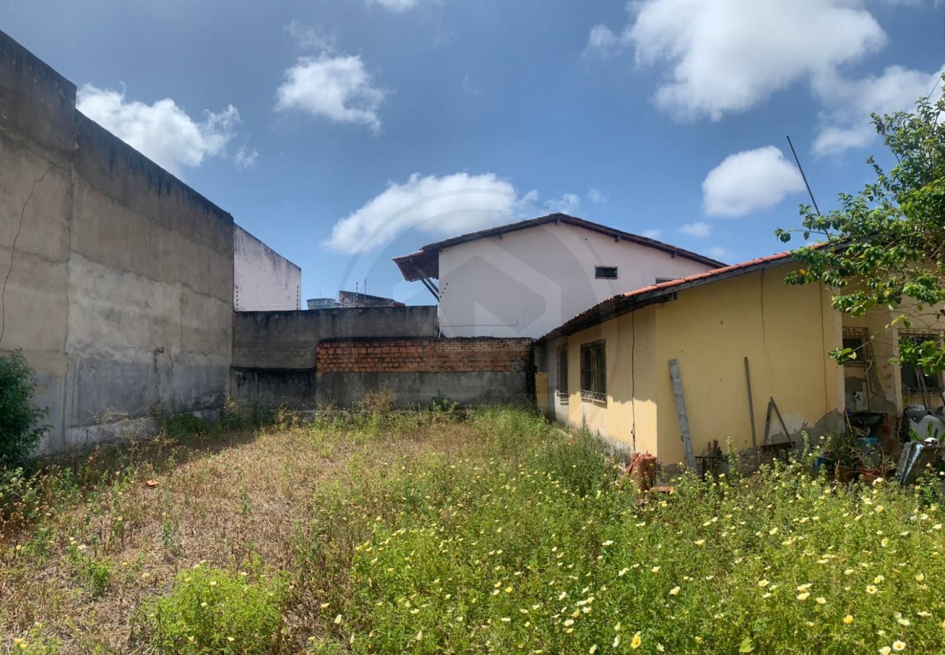 EXCELENTE CASA COM TERRENO NO BAIRRO JABOTIANA