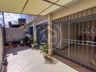 EXCELENTE CASA À VENDA NO BAIRRO JABOTIANA COM PISCINA!