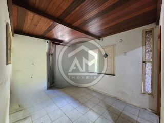 CASA À VENDA COM PISCINA  NO BAIRRO ARUANA