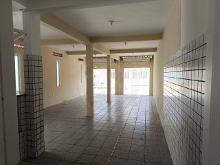 CASA NO CENTRO COMERCIAL DA BARRA