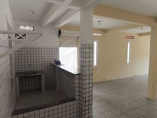 CASA NO CENTRO COMERCIAL DA BARRA