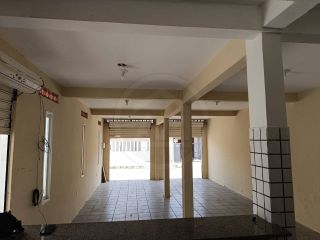 CASA NO CENTRO COMERCIAL DA BARRA