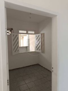 CASA NO CENTRO COMERCIAL DA BARRA