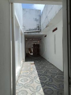 CASA NO CENTRO COMERCIAL DA BARRA