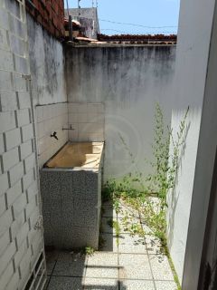 CASA NO CENTRO COMERCIAL DA BARRA