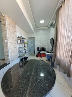 CASA NA FAROLÂNDIA – AMPLA, MODERNA E BEM LOCALIZADA