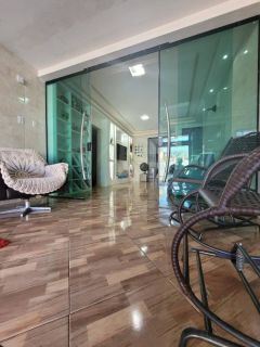 CASA NA FAROLÂNDIA – AMPLA, MODERNA E BEM LOCALIZADA