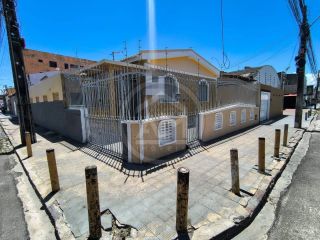 EXCELENTE CASA DE ESQUINA NO CENTRO À VENDA