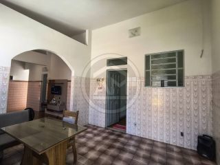 EXCELENTE CASA DE ESQUINA NO CENTRO À VENDA