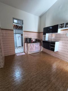 EXCELENTE CASA DE ESQUINA NO CENTRO À VENDA