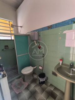 EXCELENTE CASA DE ESQUINA NO CENTRO À VENDA