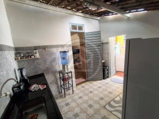 EXCELENTE CASA DE ESQUINA NO CENTRO À VENDA