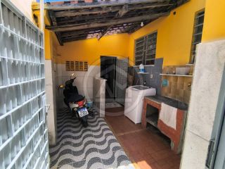 EXCELENTE CASA DE ESQUINA NO CENTRO À VENDA