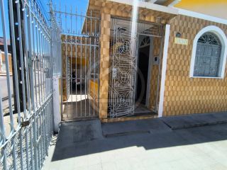 EXCELENTE CASA DE ESQUINA NO CENTRO À VENDA