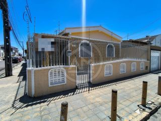 EXCELENTE CASA DE ESQUINA NO CENTRO À VENDA