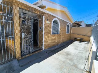 EXCELENTE CASA DE ESQUINA NO CENTRO À VENDA