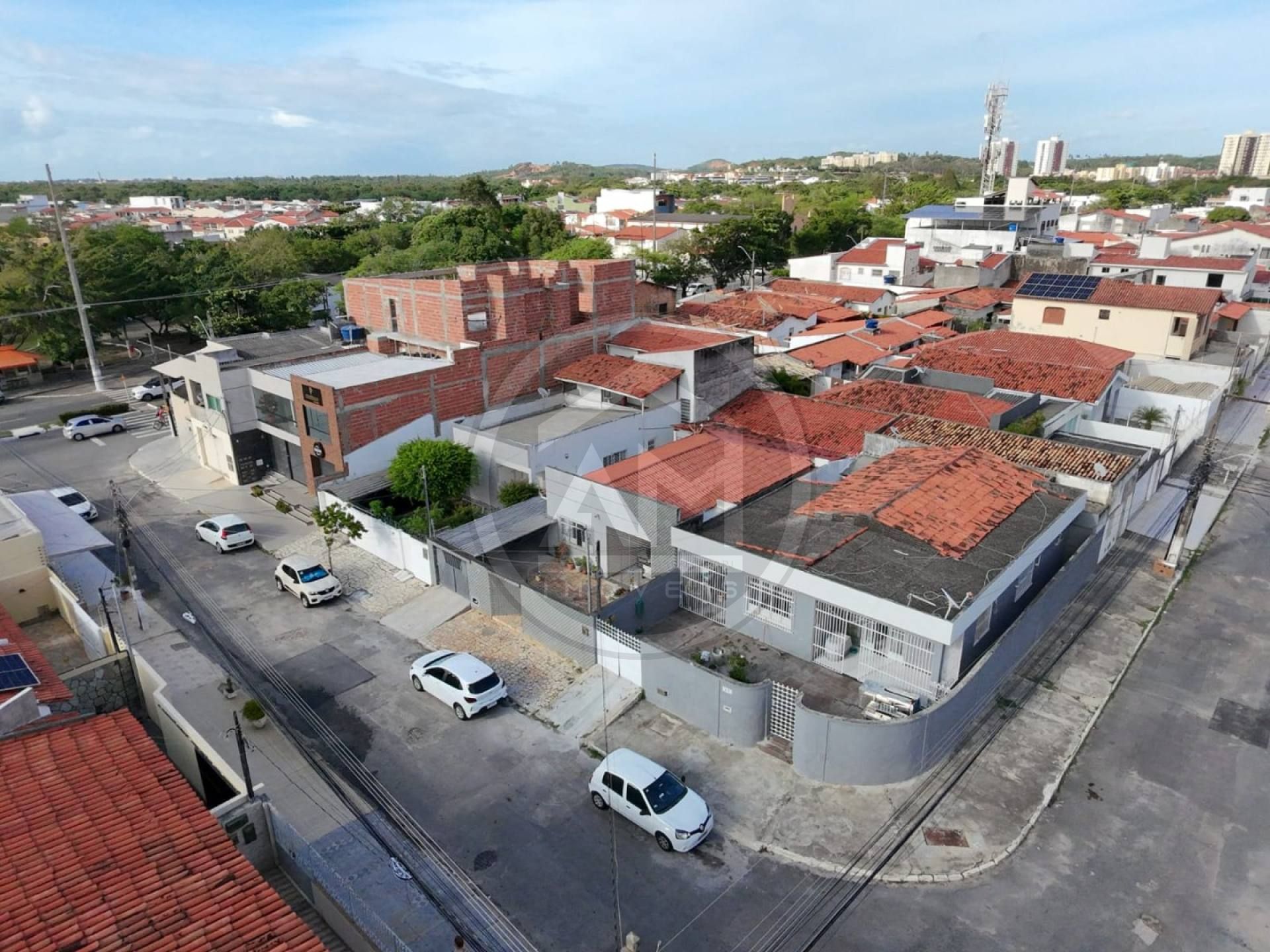 EXCELENTE CASA DE ESQUINA NO JABOTIANA