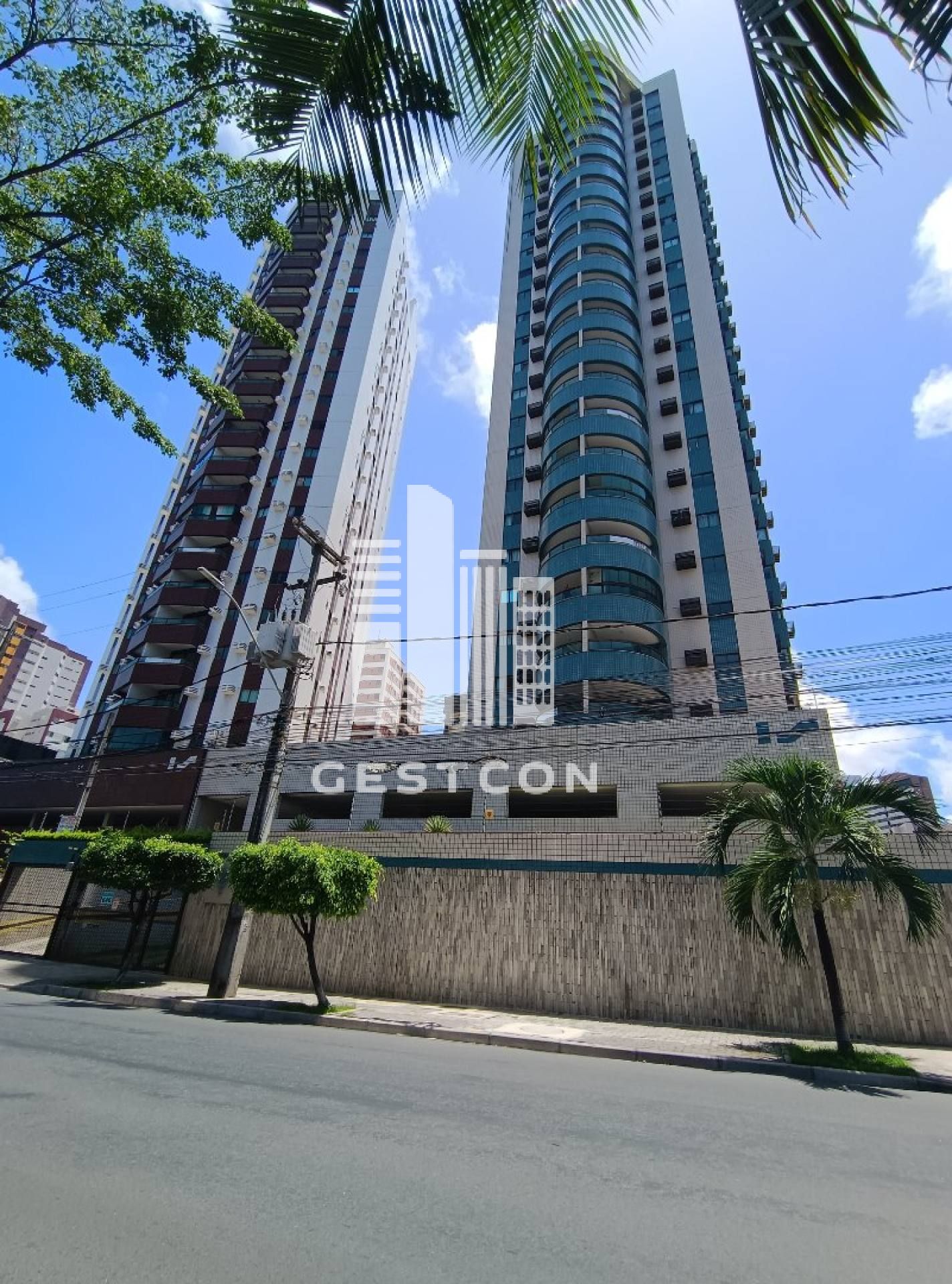 Apartamento com aproximadamente 115m2, 3 Quartos sendo 2 Suítes, 2 Vagas de Garagem!