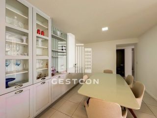 Apartamento com aproximadamente 155m2, 4 Quartos sendo 3 Suítes, 2 Vagas!