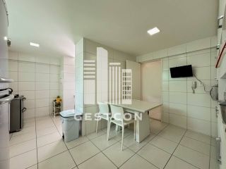 Apartamento com aproximadamente 155m2, 4 Quartos sendo 3 Suítes, 2 Vagas!