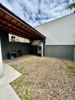 Casa semi-mobiliada com 1 suíte + 2 quartos