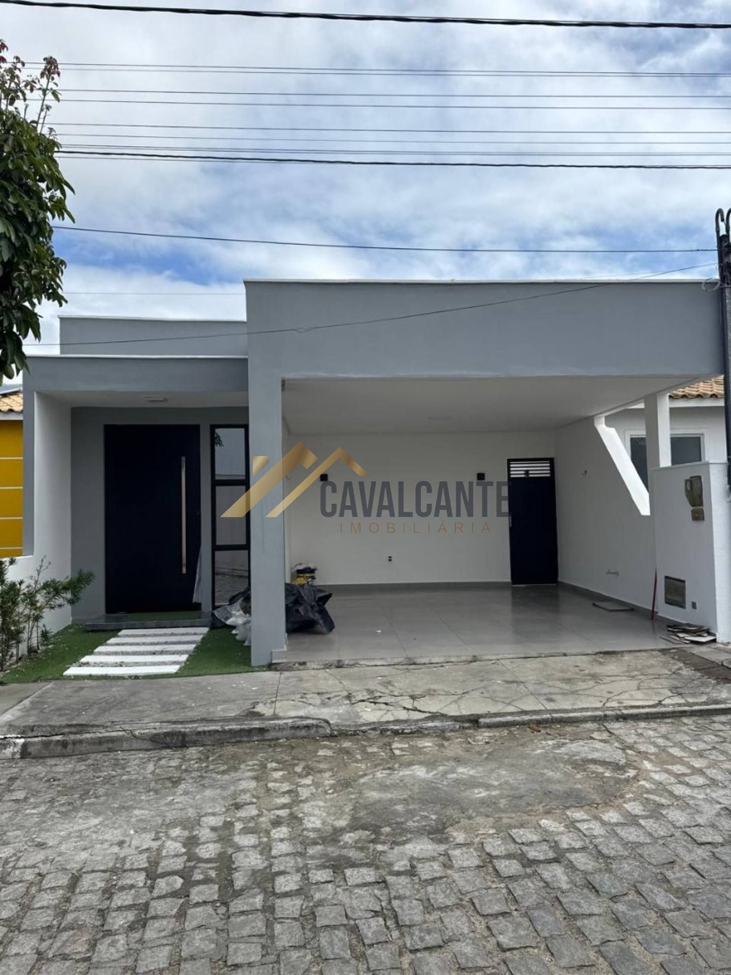EXELENTE CASA MOBILIADA C/ GARAGEM COBERTA, NO BAIRRO SIM