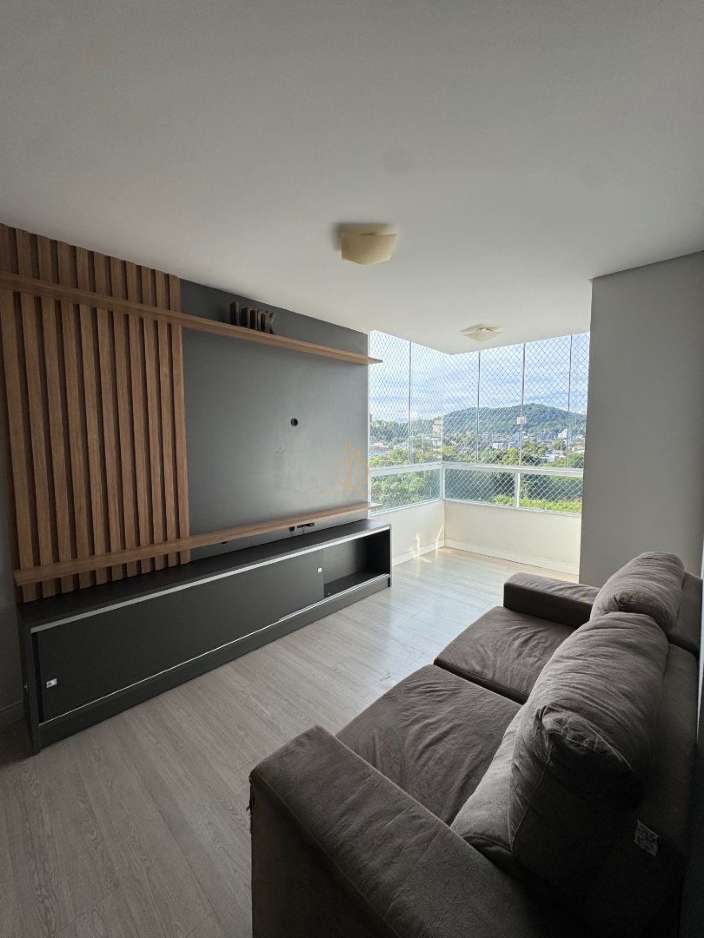 Apartamento semimobiliado 3 quartos no Saguaçu