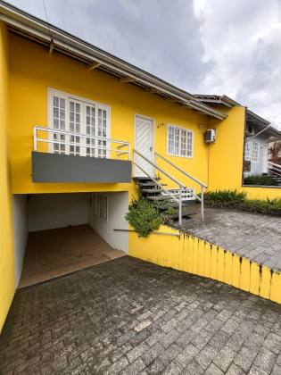 Sobrado Para Vender com 03 quartos sendo 01 suíte no bairro Costa e Silva em Joinville