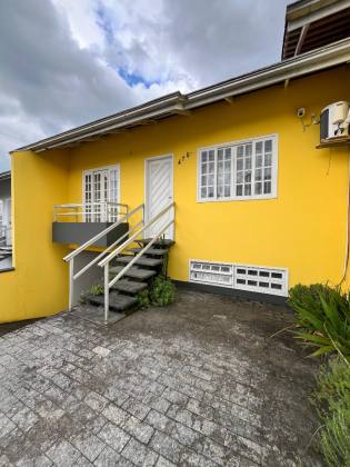 Sobrado Para Vender com 03 quartos sendo 01 suíte no bairro Costa e Silva em Joinville