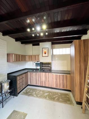 Sobrado Para Vender com 03 quartos sendo 01 suíte no bairro Costa e Silva em Joinville