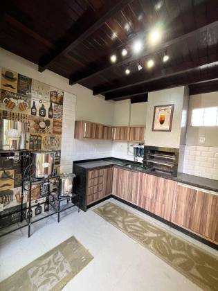 Sobrado Para Vender com 03 quartos sendo 01 suíte no bairro Costa e Silva em Joinville