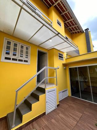 Sobrado Para Vender com 03 quartos sendo 01 suíte no bairro Costa e Silva em Joinville