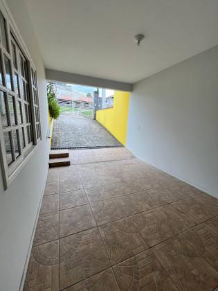 Sobrado Para Vender com 03 quartos sendo 01 suíte no bairro Costa e Silva em Joinville